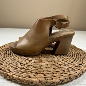 Pierre Dumas Tan Chunky Heel Slingback. Size 9.
